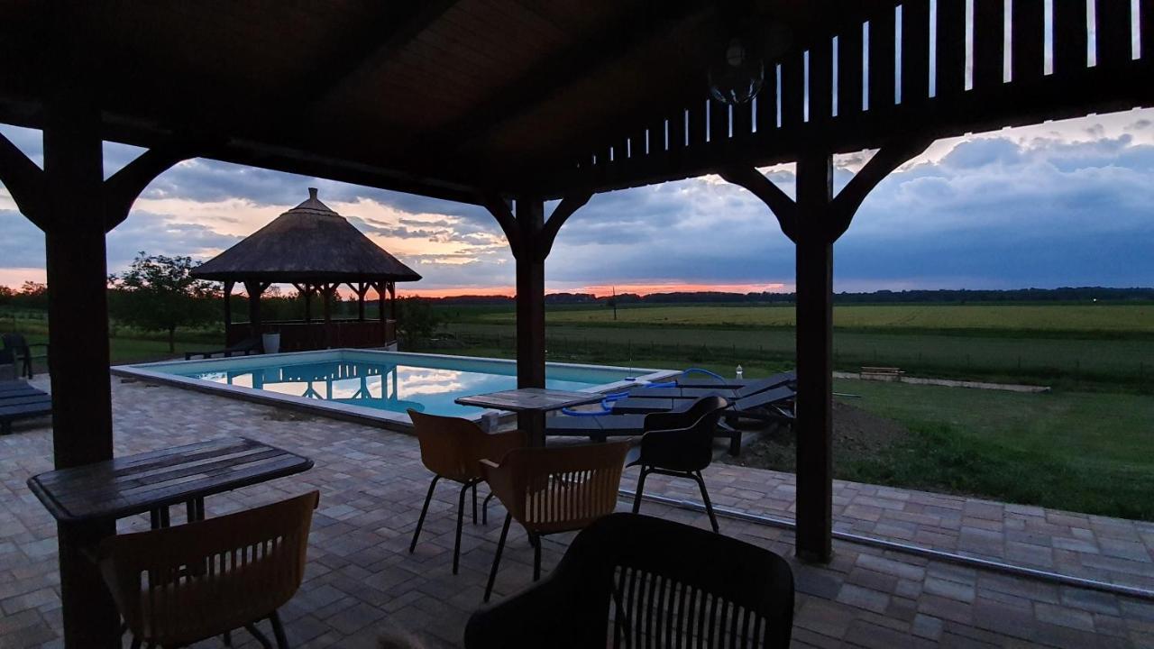 Bed and Breakfast Tisza White House Tiszaszolos Exterior foto