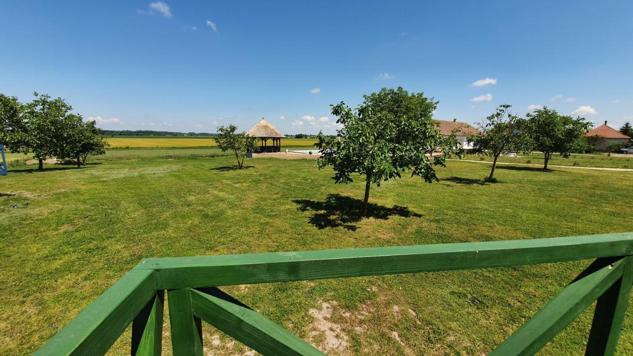 Bed and Breakfast Tisza White House Tiszaszolos Exterior foto