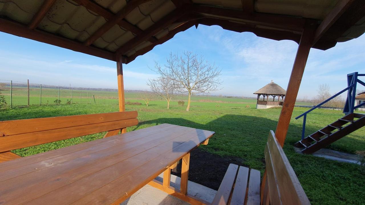 Bed and Breakfast Tisza White House Tiszaszolos Exterior foto