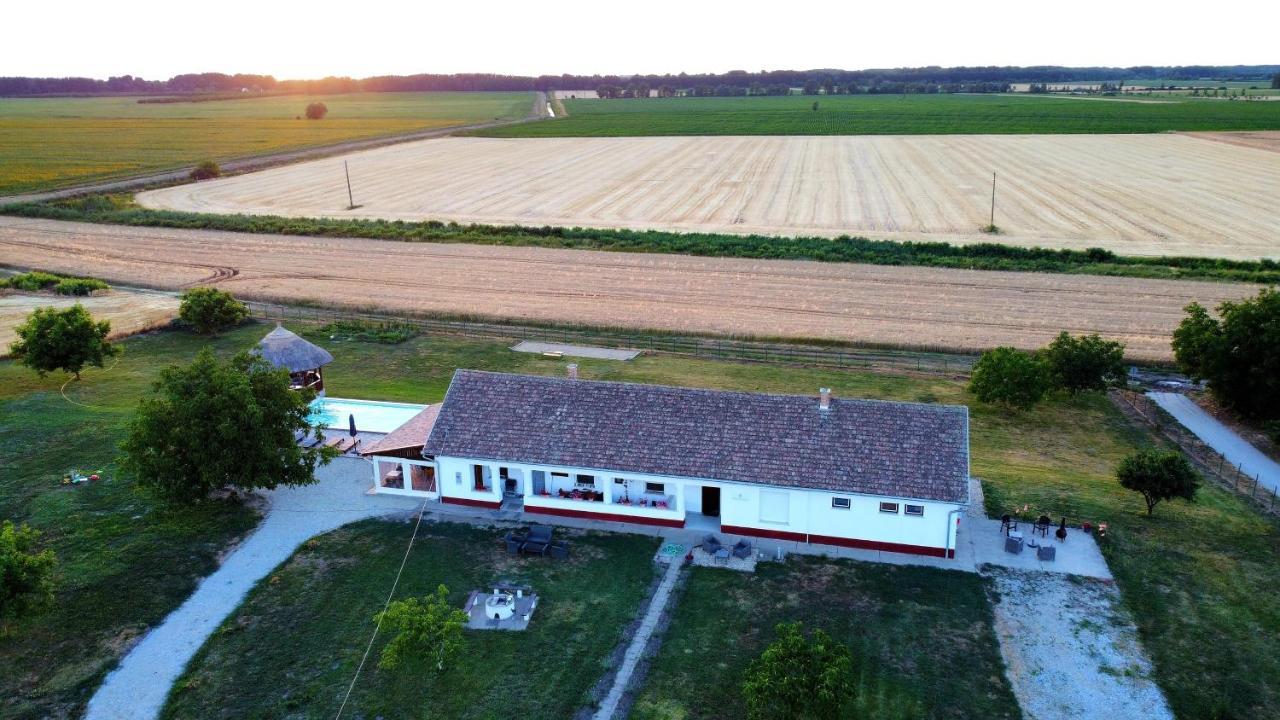 Bed and Breakfast Tisza White House Tiszaszolos Exterior foto